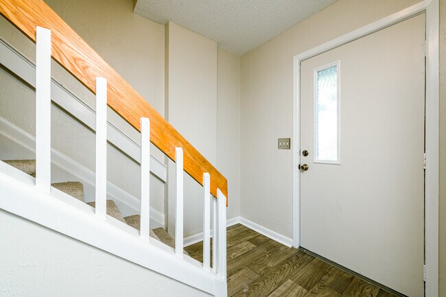 Building Photo - 14 Oakwood Park