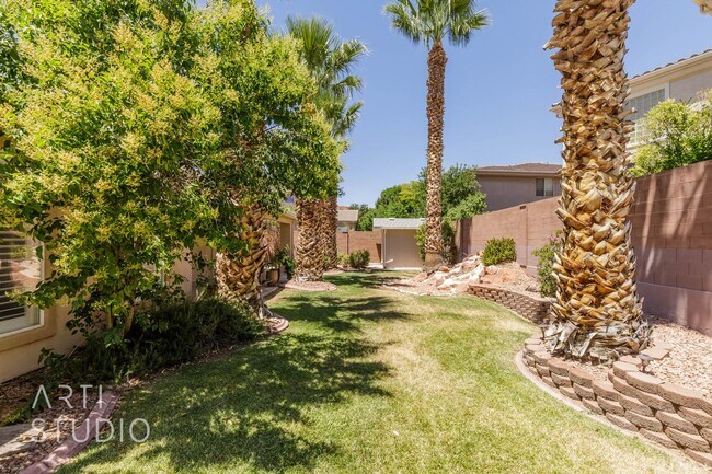 Building Photo - Stunning 3-Bedroom Home with Private Backy...
