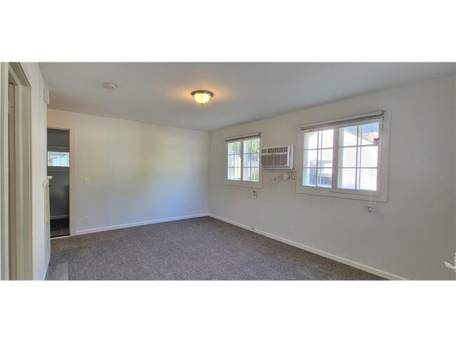 Building Photo - 2335 Hemlock Ln N