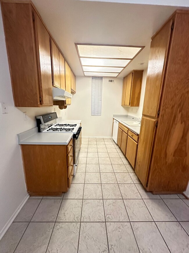 Building Photo - (PENDING APPLICATION) Gated West Lancaster...
