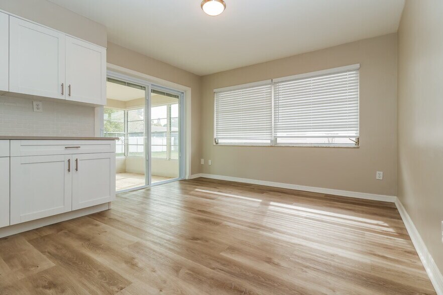 Building Photo - 2319 Surrey Ln