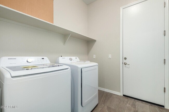 Building Photo - 2082 E Lantana Dr