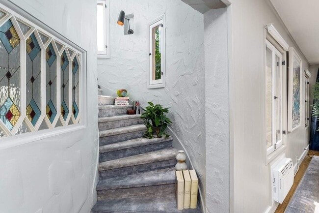 Building Photo - 2066 Glencoe Way