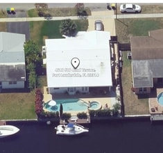 Building Photo - Beautiful house on the water with a pool