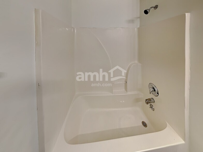 Building Photo - 1008 Montrose Dr