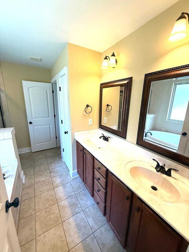 Building Photo - **3 Bed 2 Bath With a Garage In Park Lake** Call 334-366-9198 to schedule a self tour