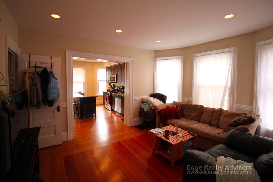 Building Photo - 33 Montcalm Ave