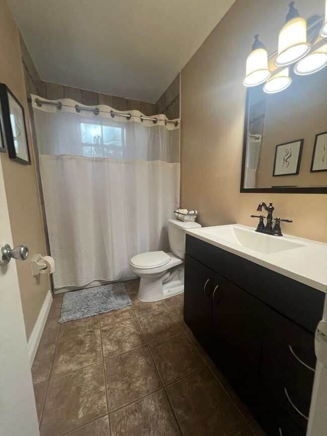 Building Photo - Fully Furnished 1-Bedroom Retreat in Windm...