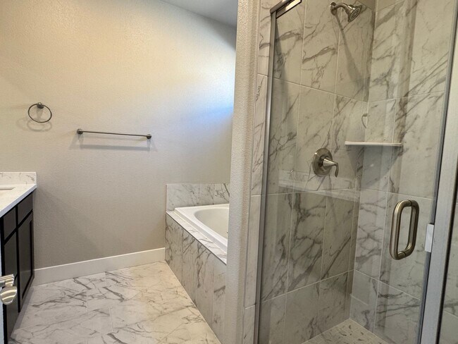 Building Photo - 4 BED | 2.5 BATH | SINGLE-STORY