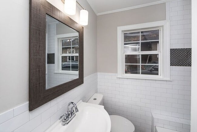 Building Photo - Recently Updated 1BA/1BA Duplex Home with ...