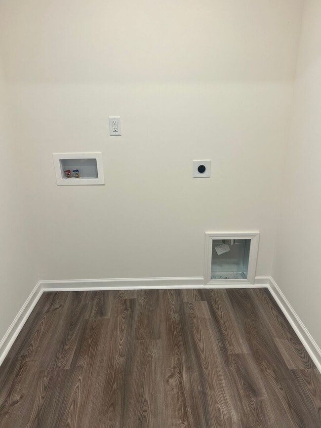 Building Photo - Brand New Townhome in the heart of Newton!