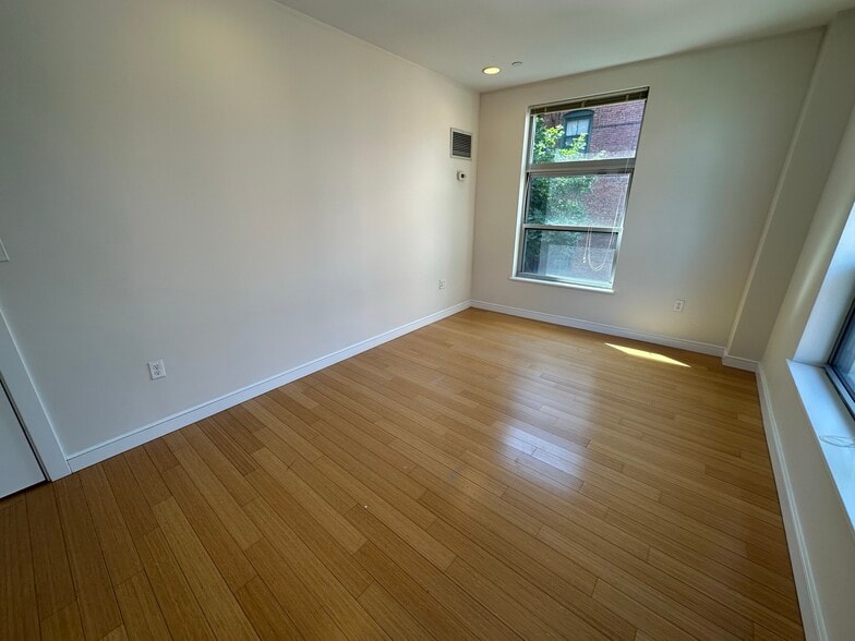 Building Photo - 591 Albany St