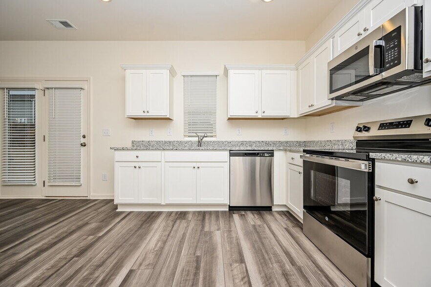 Building Photo - 7661 Saffron Ave