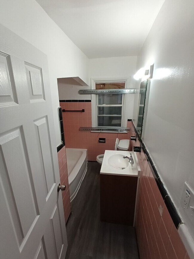 Building Photo - 3 bedroom 1 bath bungalow now available! - $1200/mo