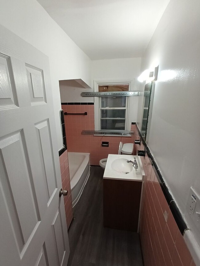 Building Photo - 3 bedroom 1 bath bungalow now available! -...