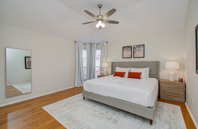 Building Photo - 7211 Crescent Mills Dr