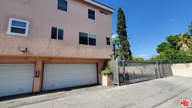 Building Photo - 7320 Balboa Blvd