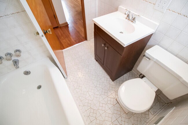 Building Photo - 320 Somerset St