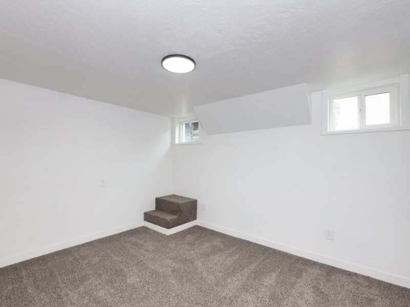 Building Photo - 2867 Kiesel Ave