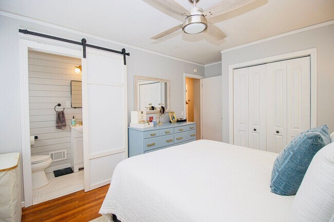 Building Photo - Stunning 3 Bedroom, 2 Bathroom in West Col...