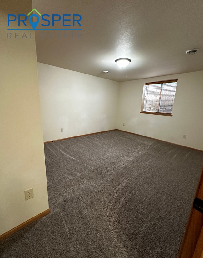 Building Photo - Charming Comfort Meets Prime Eau Claire Location!