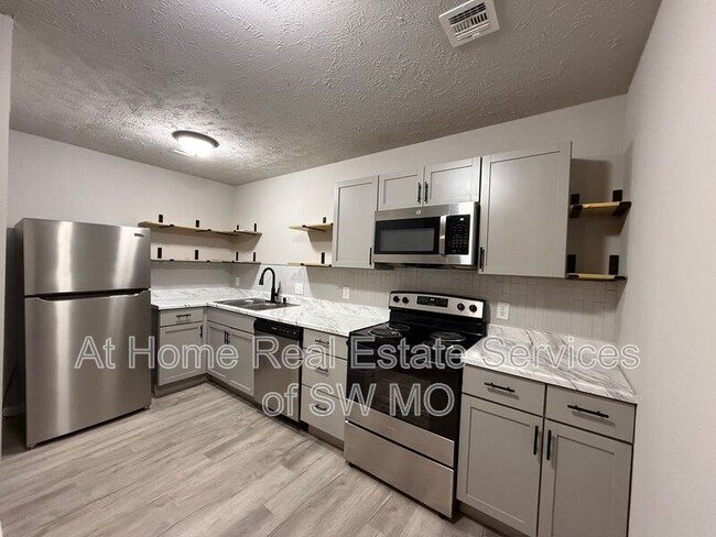 Primary Photo - 1306 E McDaniel St