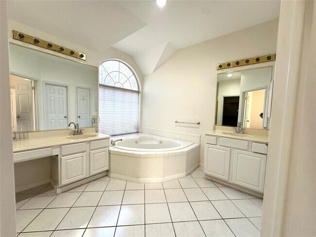 Building Photo - 10305 Open Gate Dr