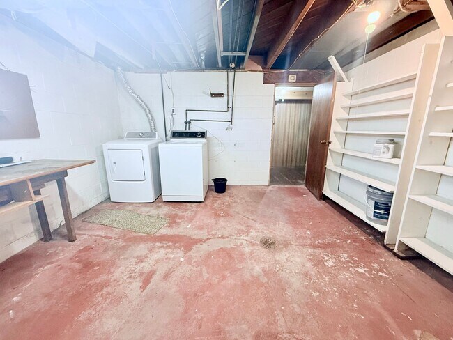 Building Photo - 4-Bed House in Cedar Falls
