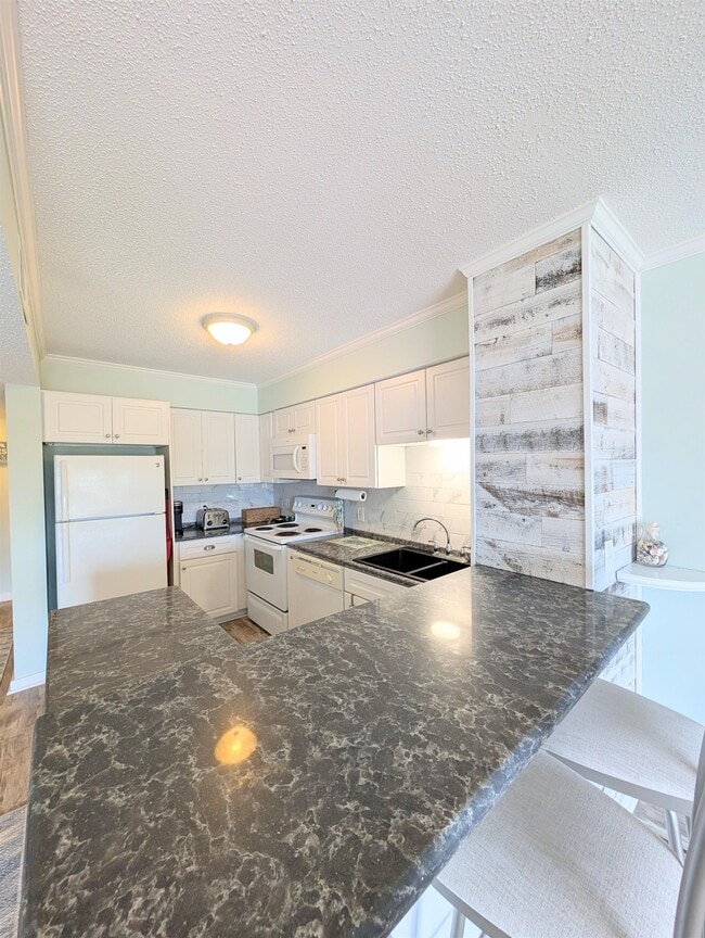 Building Photo - 4350 Intercoastal Dr