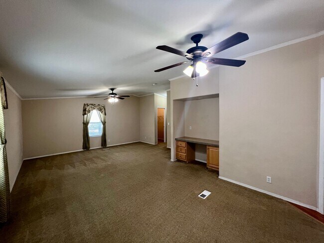 Building Photo - Spacious 4BD/3BA Home in Adkins with Chef's Kitchen & Dual Walk-In Closets!