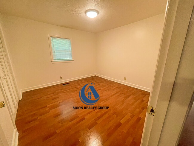 Building Photo - 710 E Chestnut St