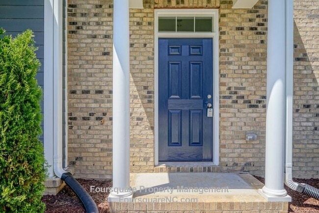 Building Photo - Townhome | First Floor Bonus Room | Single...