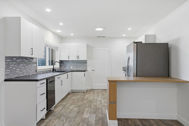 Building Photo - 1047 Riverton Dr