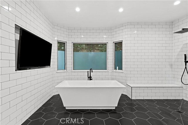 Building Photo - 5946 Woodlake Ave