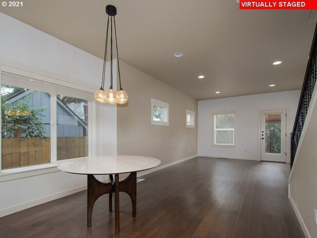 Building Photo - Gorgeous 3 Bed, 2.5 Bath Oasis!