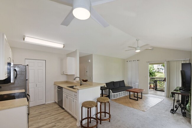 Building Photo - Fully Furnished 2-Bed/2-Bath Condo in Alii Lani