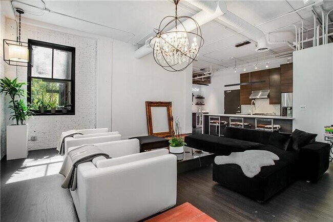 Building Photo - 3235 Roswell Rd NE