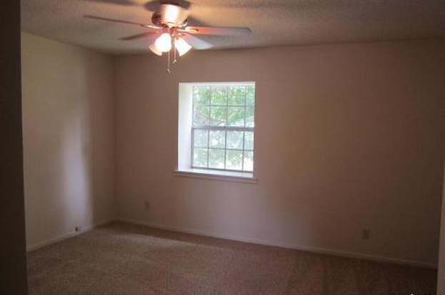 Building Photo - 833 Timber Dr