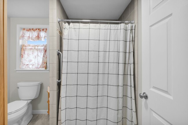 Building Photo - Fully Furnished Bright & Comfortable 1-Bedroom Cottage Available for Rent