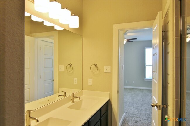 Building Photo - 553 Creekside Frst