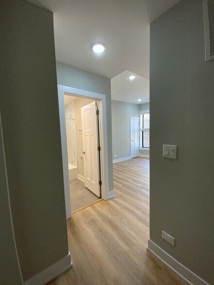 Building Photo - 440 W Belden Ave