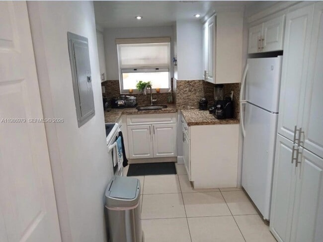 Building Photo - 8860 Fontainebleau Blvd