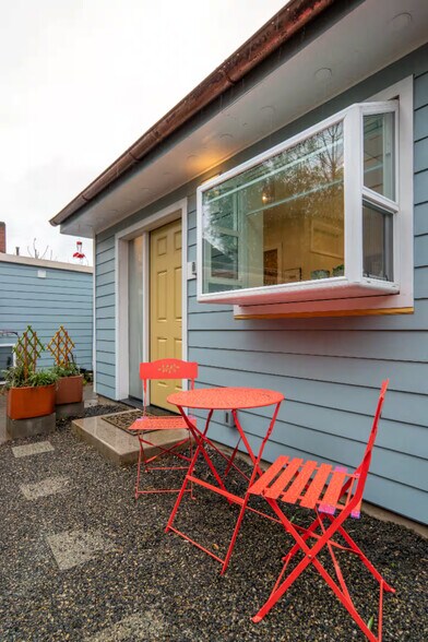 Building Photo - 3924 SE Grant Ct