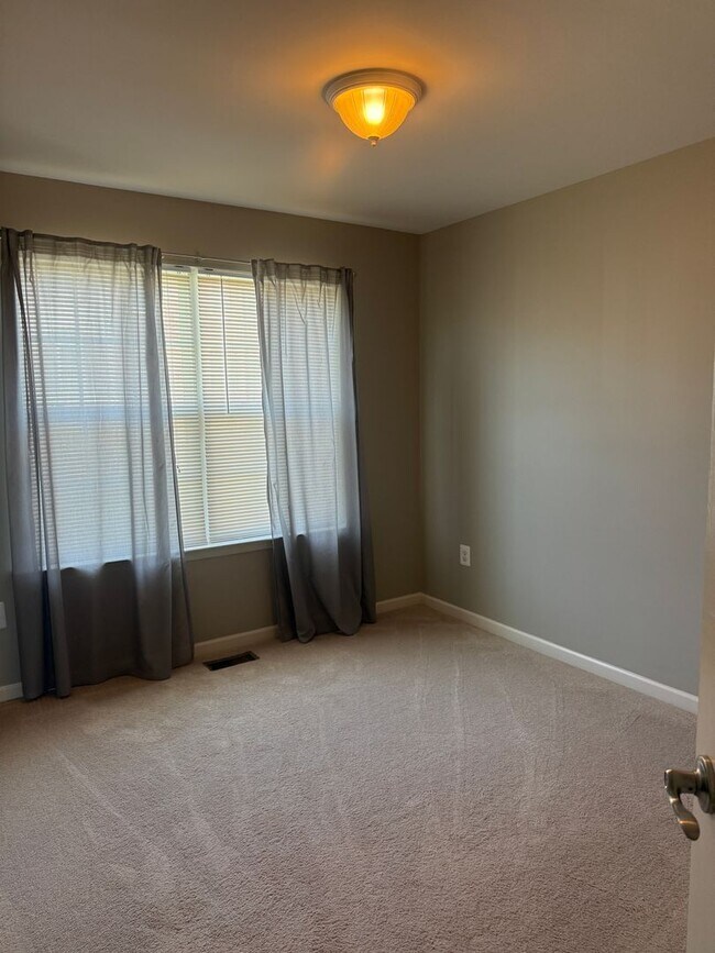 Building Photo - Well Maintain Townhome in Market Square!