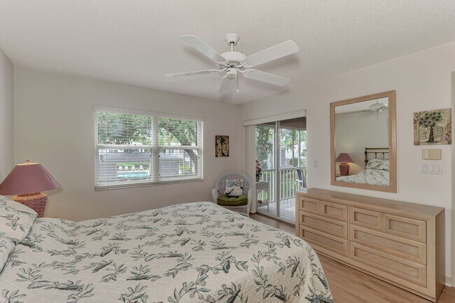 Building Photo - GEORGOUS 2 BEDROOM, 2BATHROOM, TURN KEY FU...