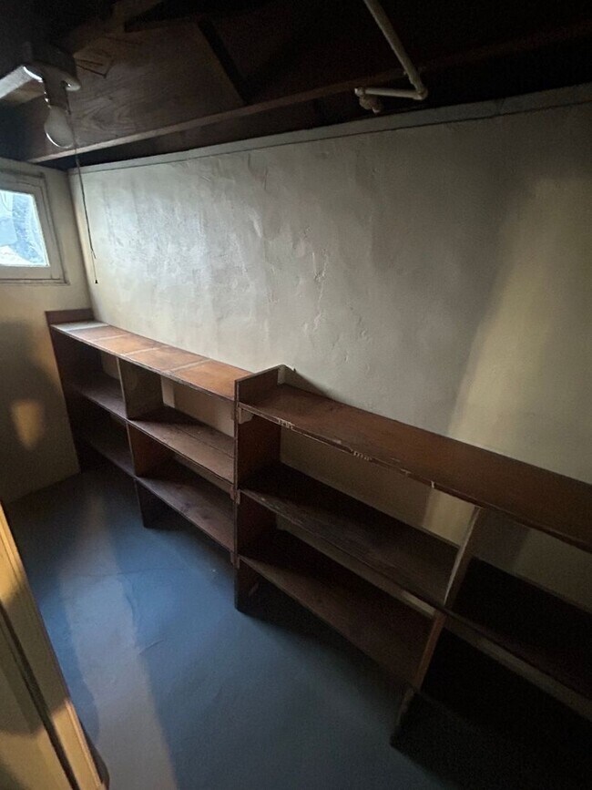 Building Photo - 1439 Vassar Dr