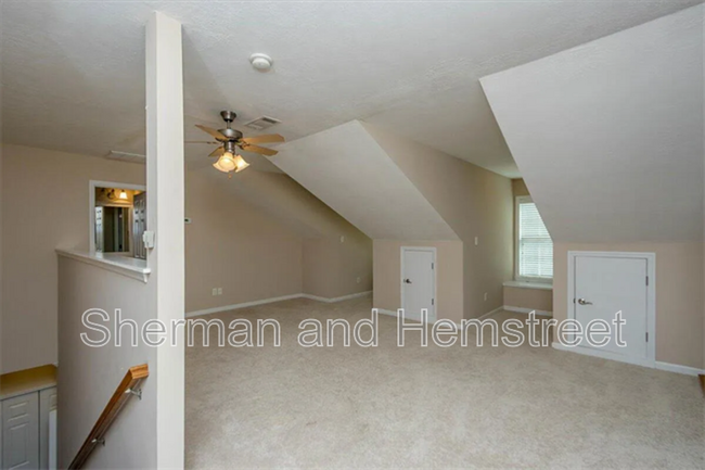 Building Photo - 2002 Amberley Dr