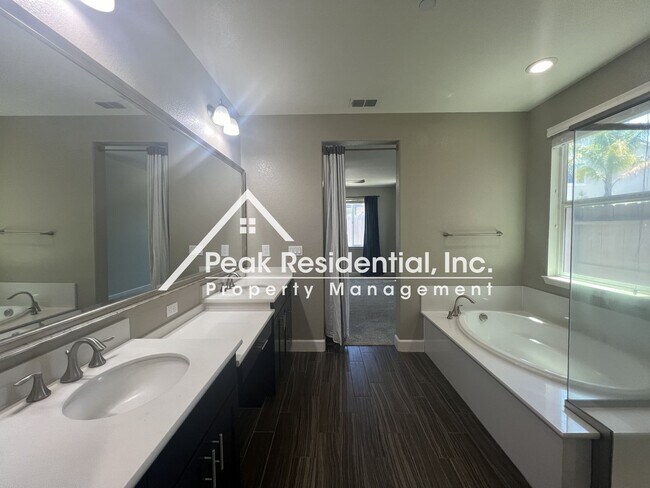 Building Photo - Spacious 4bd/3ba Elk Grove Home!