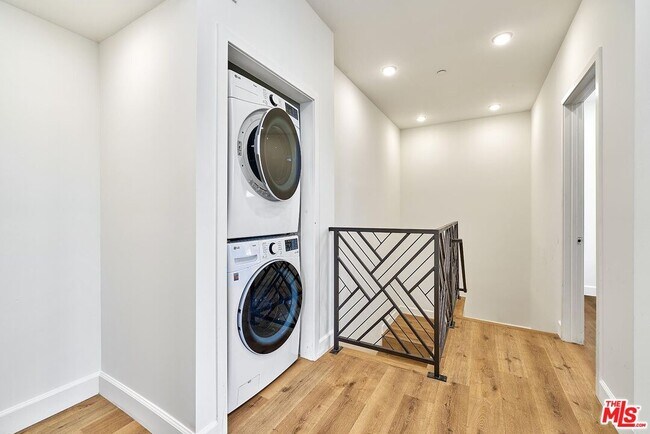 Building Photo - 14550 Burbank Blvd