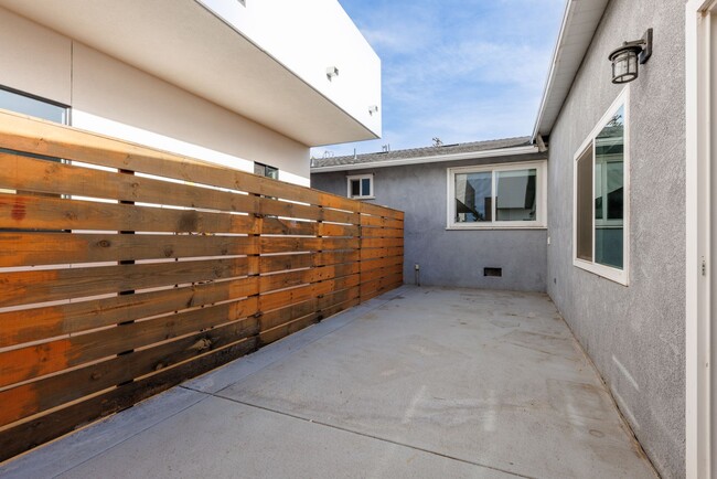 Building Photo - Spacious & Stunning: Fully Remodeled 3-Bed...